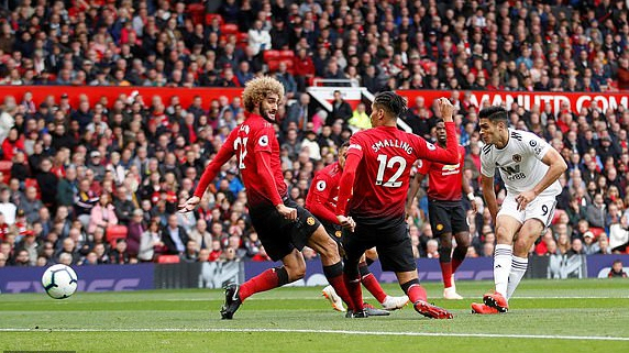  埃泽帽子戏法闪耀全场，水晶宫主场大胜谢菲联止颓势  